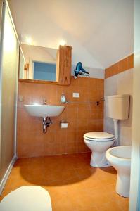 ラグーザにあるChic Apartment in Ragusa, 70m², Viewのトイレと洗面台付きのバスルーム