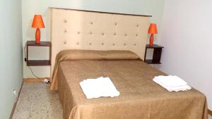 ラグーザにあるChic Apartment in Ragusa, 70m², Viewのベッドとタオルが2枚あるホテルの部屋