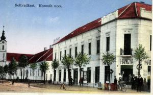 ein schwarz-weißes Foto eines Gebäudes mit einem Uhrturm in der Unterkunft Kossuth Apartman Soltvadkert in Soltvadkert