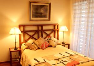 una camera con un letto con due lampade e un quadro di Luxury villa in Costa Adeje + pool ad Adeje Altre 29 foto