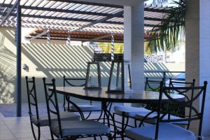 un tavolo e sedie sotto un pergolato su un patio di Luxury villa in Costa Adeje + pool ad Adeje