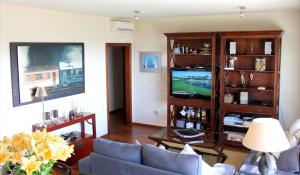 un soggiorno con un divano e una televisione di Luxury villa in Costa Adeje + pool ad Adeje