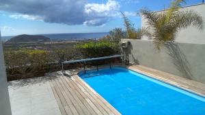 una piscina con vista sull'oceano di Luxury villa in Costa Adeje + pool ad Adeje