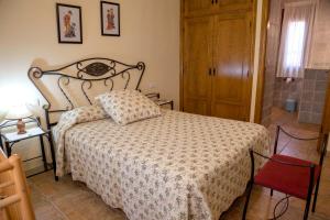 En eller flere senge i et værelse på Comfortable house in Sotoserrano with mountain view