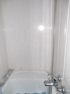 bagno con doccia e vasca bianca di 2 bedrooms chalet with enclosed garden and wifi at Tellin a Tellin