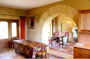 Photo de la galerie de l'établissement Maison de 4 chambres avec piscine partagee et jardin amenage a Saint Cybranet, à Saint-Cybranet