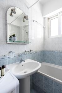 Kúpeľňa v ubytovaní Ideal 1 BR Apartment in Petralona by UPSTREET