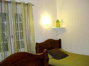 Katil atau katil-katil dalam bilik di Maison de 2 chambres avec jardin a Lendou en Quercy a 7 km de la plage