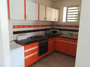 Una cocina o zona de cocina en Appartement d'une chambre avec terrasse amenagee et wifi a Vauclin
