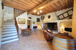 Posezení v ubytování Charmante maison en Camargue avec piscine partagée