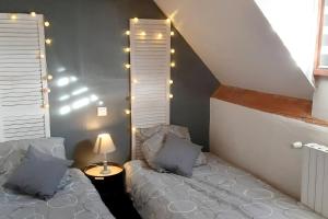 1 dormitorio con 1 cama y 1 mesa con lámpara en Chalet de 3 chambres avec sauna et wifi a Arrens Marsous en Arrens-Marsous