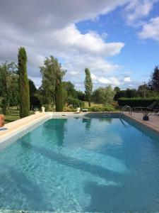 The swimming pool at or close to Studio avec piscine partagee jardin amenage et wifi a Bio