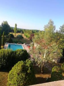 A view of the pool at Studio avec piscine partagee jardin amenage et wifi a Bio or nearby