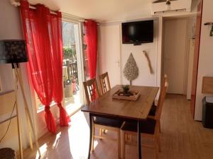 Μια τηλεόραση ή/και κέντρο ψυχαγωγίας στο Chalet charmant à Saint-Léger-les-Mélèzes avec vue sur la montagne