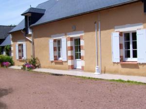 La Chapelle-aux-ChouxにあるMaison de 2 chambres avec jardin amenage et wifi a La Chapelle aux Chouxの白い窓と白いシャッターが付いた茶色の家