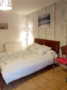Ένα ή περισσότερα κρεβάτια σε δωμάτιο στο Villa de 6 chambres avec piscine privee jacuzzi et jardin clos a Ottonville