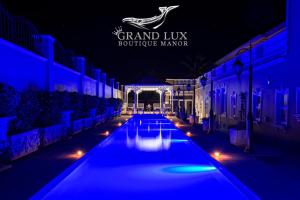 nocny widok na basen w rezydencji butikowej Grand lux w obiekcie Grand Lux Boutique Manor w mieście Hermanus