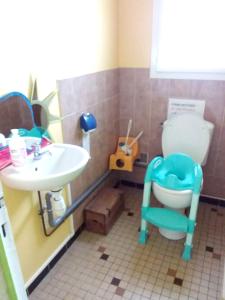 Koupelna v ubytování Maison charmante à Ruillé-sur-Loir avec jardin privé