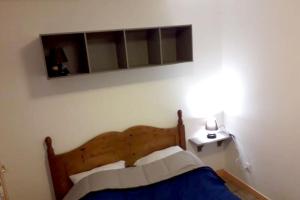 Un dormitorio con una cama y un espejo en la pared. en Maison confortable avec jardin à Edruchon + Pour 6 personnes, en Saint-Martin-au-Bosc