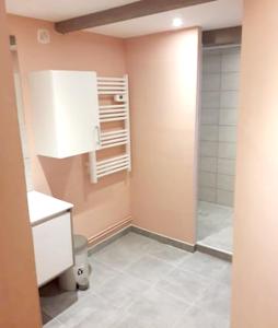 Un baño con ducha, lavabo e inodoro. en Maison confortable avec jardin à Edruchon + Pour 6 personnes, en Saint-Martin-au-Bosc