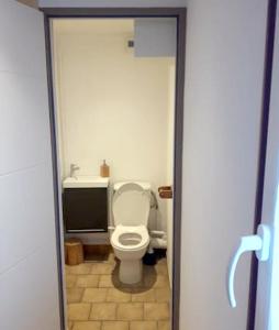 un baño con inodoro y lavabo en Maison confortable avec jardin à Edruchon + Pour 6 personnes, en Saint-Martin-au-Bosc