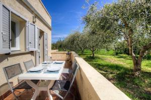 Taman di luar Appartement moderne avec vue sur montagne à Taglio-Isolaccio