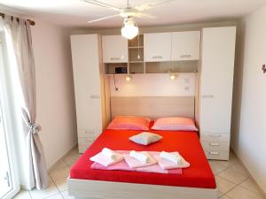 Postel nebo postele na pokoji v ubytování Charming Apartment in Pag with Sea View, 40 sqm