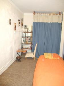 a bedroom with a bed and a blue curtain at Appartement de 2 chambres avec vue sur la ville a Nice a 3 km de la plage in Nice
