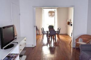 Et tv og/eller underholdning på Charming house in Viana do Castelo with sea view