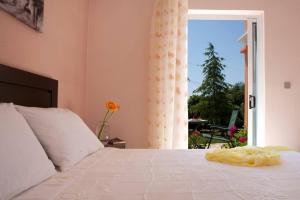 Ένα ή περισσότερα κρεβάτια σε δωμάτιο στο Charming Villa in Lefkada with Private Pool