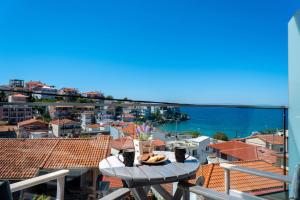 斯卡拉马里昂Atoli Studios的从房子阳台上看到的海景