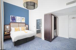 Postel nebo postele na pokoji v ubytování voco Grand Central Glasgow by IHG