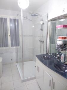 Ένα μπάνιο στο Maison familiale avec jardin à Le Mée-sur-Seine