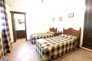 um quarto de hotel com duas camas e uma janela em 4 bedrooms villa with private pool enclosed garden and wifi at Sanlucar la Mayor em Sanlúcar la Mayor