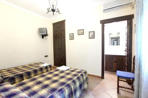 Voodi või voodid majutusasutuse 4 bedrooms villa with private pool enclosed garden and wifi at Sanlucar la Mayor toas