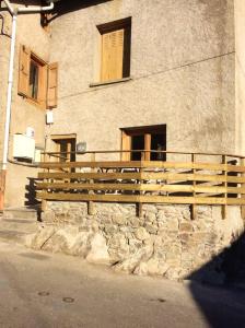 una valla de madera en el lateral de un edificio en Chalet de 4 chambres avec terrasse amenagee a Ascou a 3 km des pistes, en Ascou