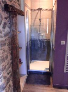 W łazience znajduje się szklana kabina prysznicowa i umywalka. w obiekcie Chalet de 4 chambres avec terrasse amenagee a Ascou a 3 km des pistes w mieście Ascou