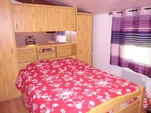 a red bed in a small room with a window at Villa en pleine nature à Escource avec piscine privée in Escource