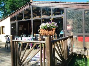 a patio with a table with a basket of flowers at Villa en pleine nature à Escource avec piscine privée in Escource