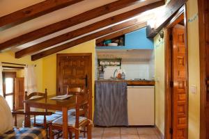 cocina con mesa de madera y cocina con fregadero en Studio with balcony and wifi at Robledillo de Gata, en Robledillo de Gata