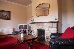 sala de estar con chimenea y mesa en Inviting 4-Bed House in Strokestown, en Grange