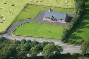 Loftmynd af Inviting 4-Bed House in Strokestown