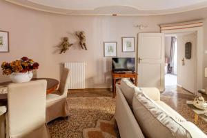 un salon avec un canapé et une table dans l'établissement Realkasa Clavature Apartment, à Bologne