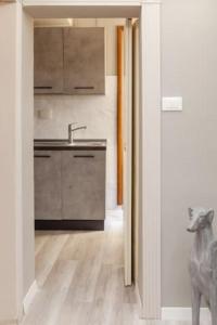 une cuisine avec un évier et un plan de travail dans l'établissement Realkasa Clavature Apartment, à Bologne 16 autres photos