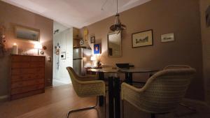 uma sala de jantar com mesa e cadeiras em Ferienwohnung Witthöhn 8 em Cuxhaven