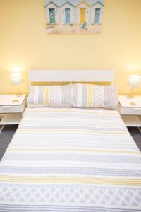 a bedroom with a bed with two lamps on tables at The Neuk Anstruther Sleeps 6 Fantastic Location in Anstruther