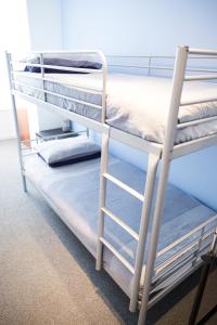 - deux lits superposés dans une chambre dans l'établissement The Neuk Anstruther Sleeps 6 Fantastic Location, à Anstruther