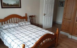 Postel nebo postele na pokoji v ubytování Cosy 2-Bed Cottage in Sligo