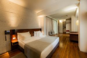 ein Hotelzimmer mit einem großen Bett und einem Sofa in der Unterkunft Palla Boutique Hotel in Arequipa