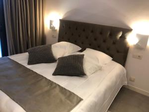 a bedroom with a large bed with two pillows at Splendide Villa les pieds dans l'eau dans la baie de Mahon in Es Castell